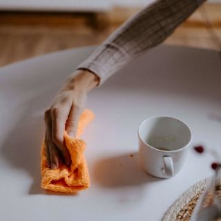 Aby vás nerozesmutnilo ani rozlité kafe, ani špinavé kecky. ☕👟 Přejeme vám krásné Vánoce – hlavně klidné a v obklopení...