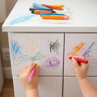 Vánoční prázdniny končí… a my víme, co po nich často zůstává 😄 Fixy na stěnách, pastelky na nábytku nebo otisky malých...